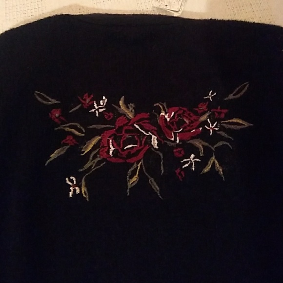 🆕NWT 🌹 Rose Embroidered Knit Black Cardigan - Picture 8 of 8